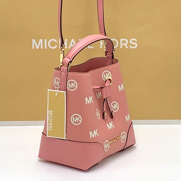 MICHAEL KORS
Mercer Small Logo Embossed Leather
Bucket Bag PRIMROSE COLOR - Picture 8 of 16